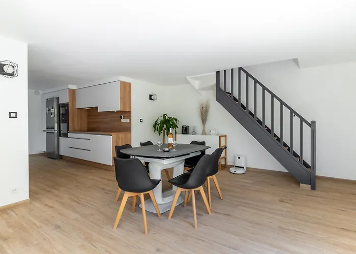 Summertime Villa Nice